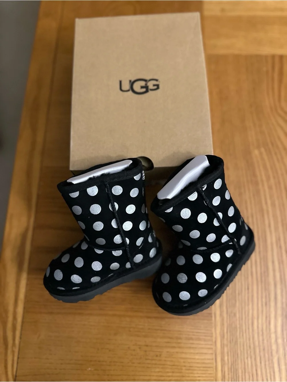 NIB UGG T CLASSIC METALLIC DOTS NIB Toddler Size 6